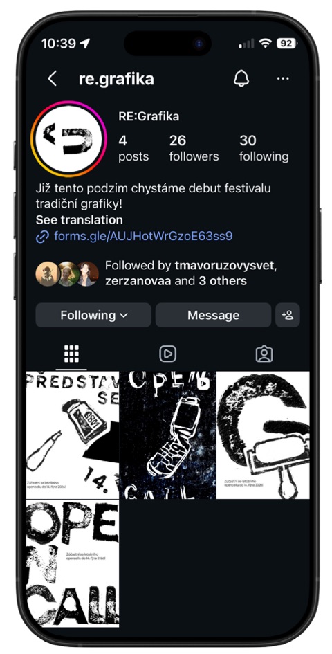Instagramový profil re.grafika v telefonu