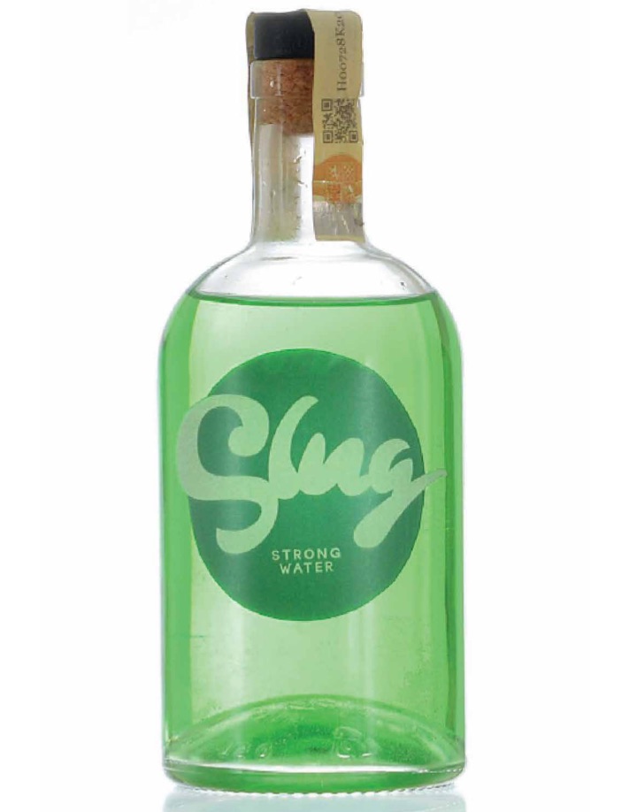 Zelená lahev Slug Strong Water s kulatou etiketou